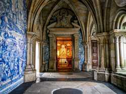 Cloître-de-la-Cathédrale-de-Porto.jpg