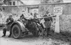 Bundesarchiv_Bild_101I-301-1953-24,_Seine-et-Oise,_Soldaten_mit_Flak-Geschütz.jpg