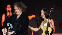 olivia-rodrigo-brings-out-the-cures-robert-smith-at-v0-QC2dP_OWsMgcc5e3e562cTUeUuPu9iYqDLxWb7FyFUY.jpg
