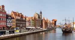 2560px-Calle_Dlugie_Pobrzeze,_Gdansk,_Polonia,_2013-05-20,_DD_06.jpg